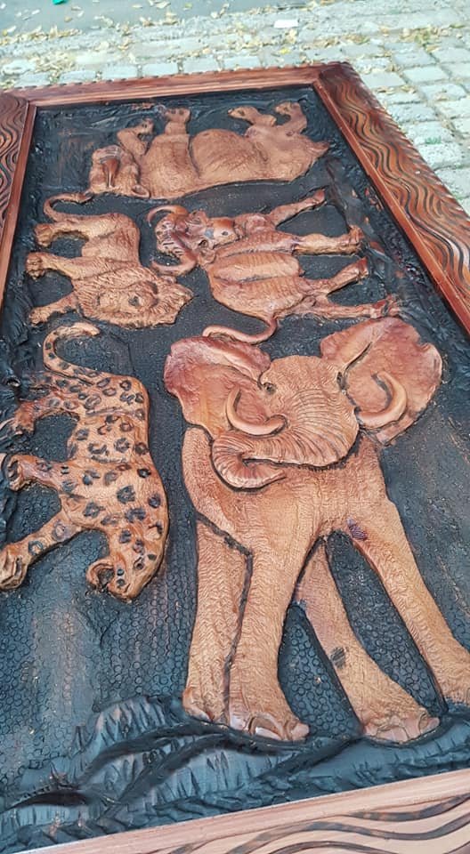 Magnificent hand carved coffee table 3 84096148 2471401303169860 450535764338409472 n