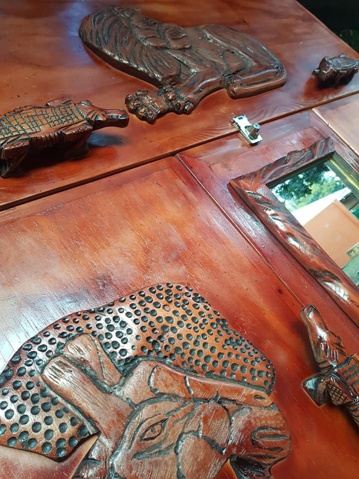 Two Giraffes roam free Cupboard 2 90195761 2472114956431828 8916806501151014912 n